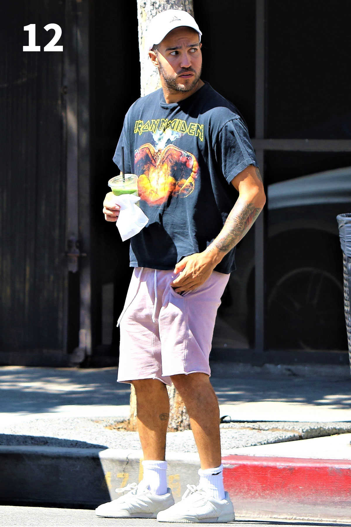 デニムに似合うし もはや大人アメカジの定番 セレブがこぞって着るのはキャラ出まくりのロックt Celebrity Safari Online